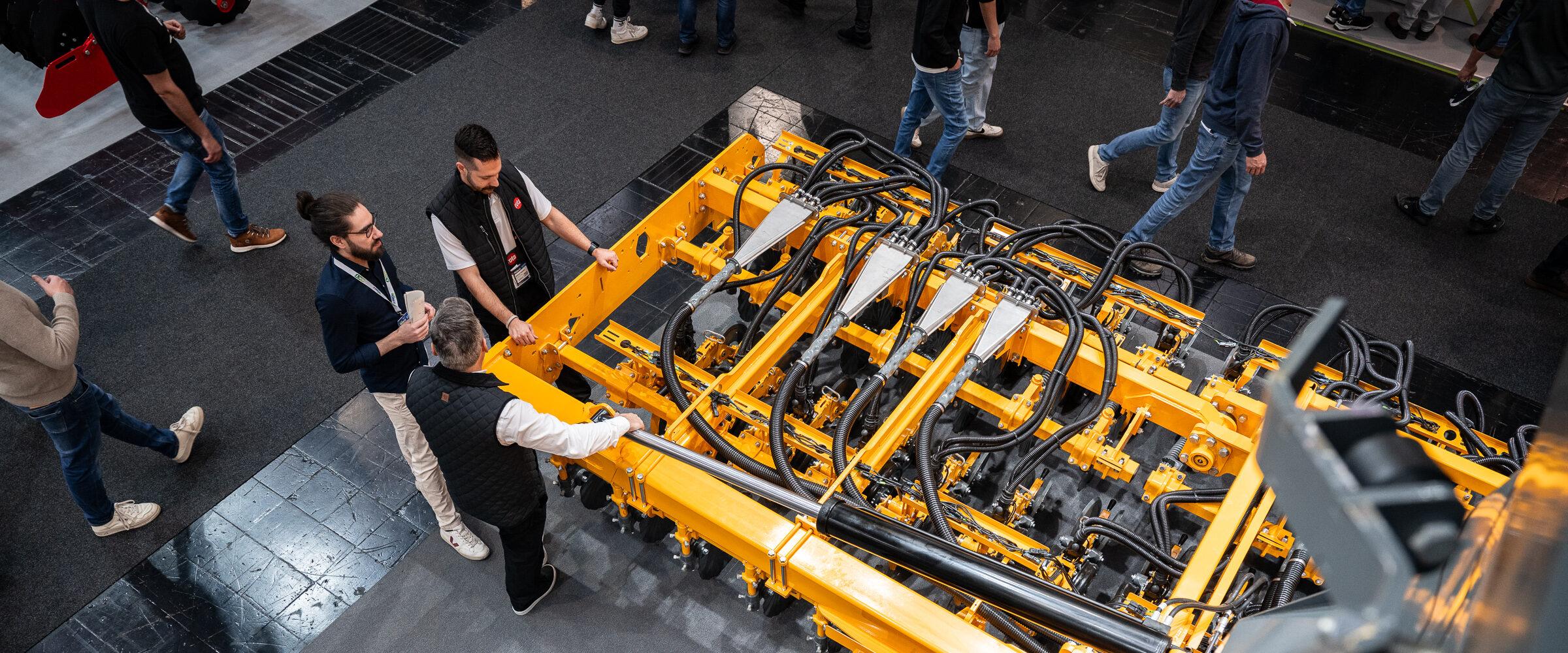 Messedolmetscher für Spanisch bei der technischen Erklärung einer Direktsaatmaschine für einen Messebesucher auf der Agritechnica – Albers Interpreting & Translation