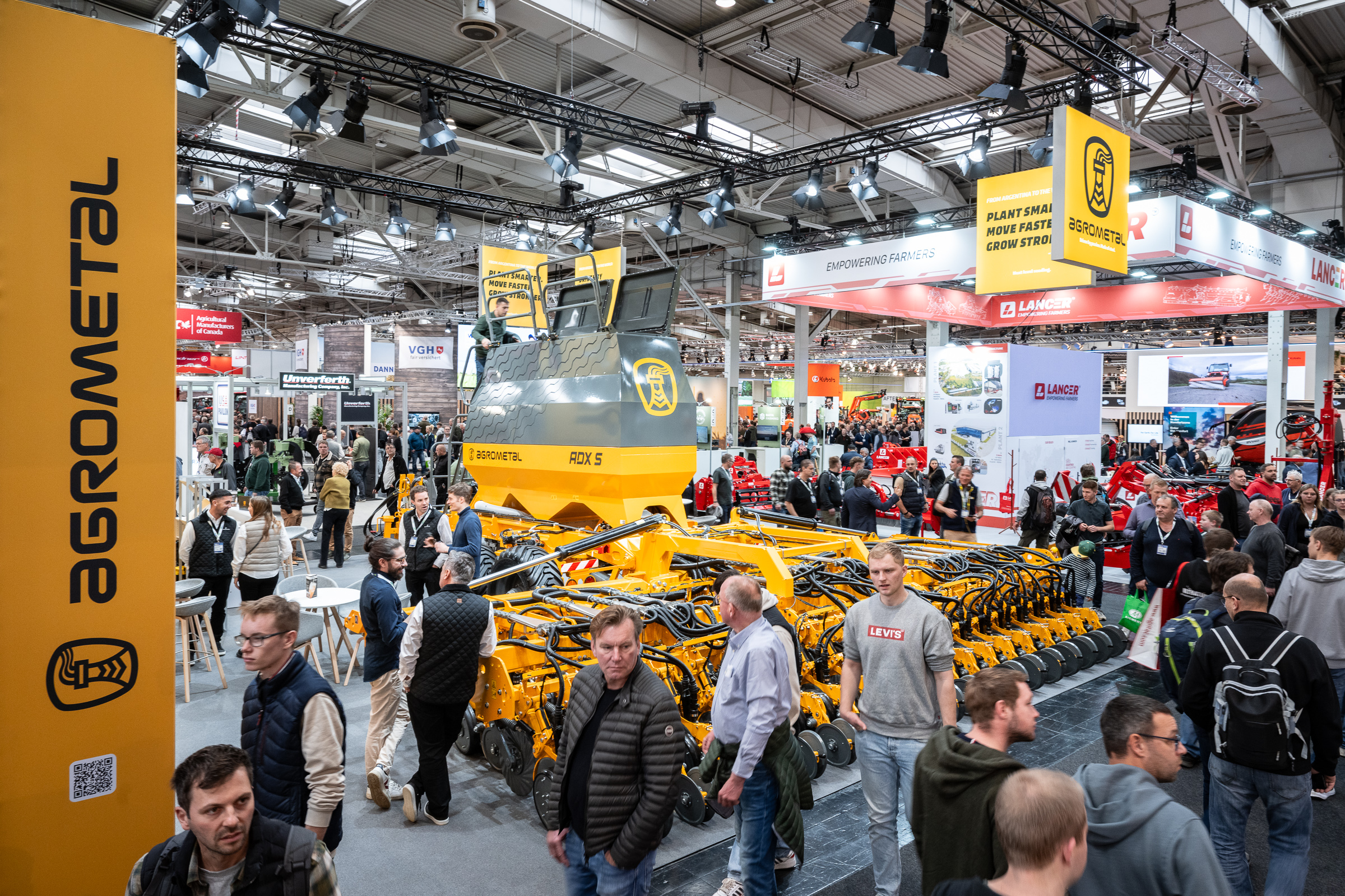 Fachlicher Austausch und technisches Briefing: Spanisch-Dolmetscher im Dialog mit dem Chefingenieur am Messestand auf der Agritechnica – Albers Interpreting & Translation
