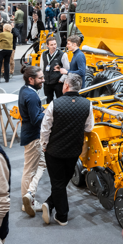 Fachlicher Austausch und technisches Briefing: Spanisch-Dolmetscher im Dialog mit dem Chefingenieur am Messestand auf der Agritechnica – Albers Interpreting & Translation